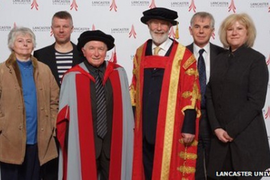 Cụ ông lấy bằng tiến sĩ khi 90 tuổi